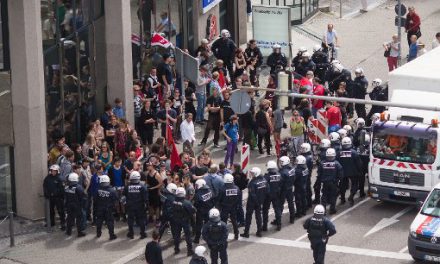 Proteste gegen Propaganda-Tour der NPD in Stuttgart