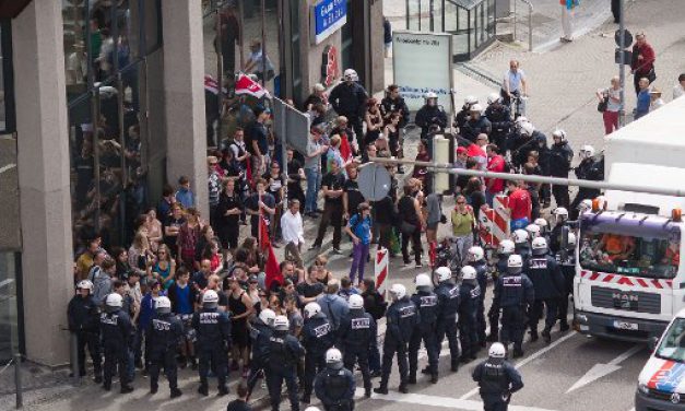 Proteste gegen Propaganda-Tour der NPD in Stuttgart
