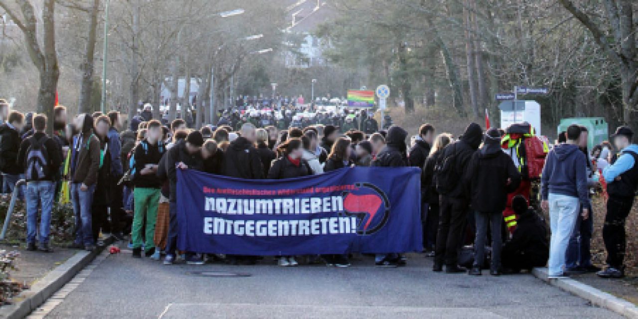 Proteste gegen Nazi-Fackelmahnwache  in Pforzheim