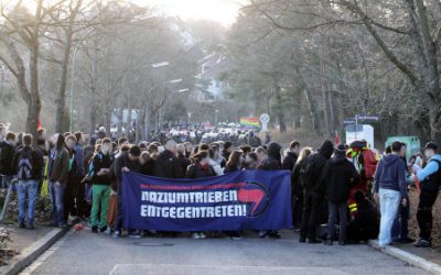 Proteste gegen Nazi-Fackelmahnwache in Pforzheim