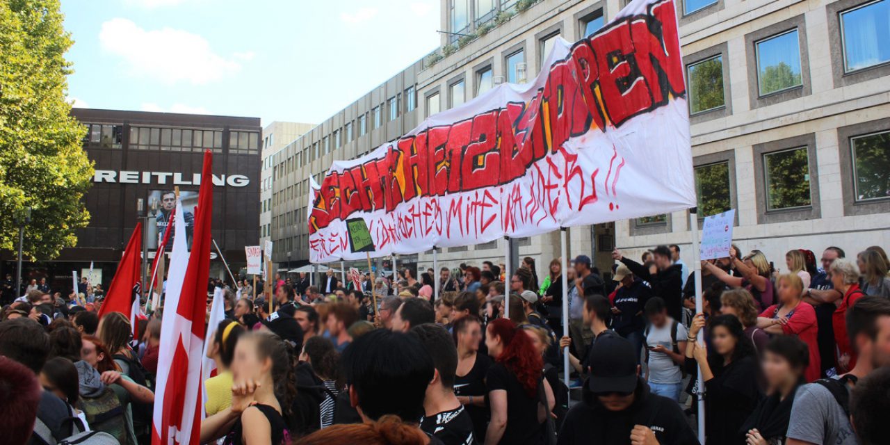 Protest gegen “Demo für Alle” Bus in Stuttgart