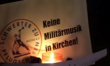 Video von Protestaktion gegen Militärkonzert in der Leonhardskirche