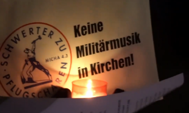 Video von Protestaktion gegen Militärkonzert in der Leonhardskirche
