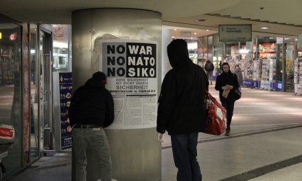 Plakataktion in Stuttgart gegen die NATO Sicherheitskonferenz in München