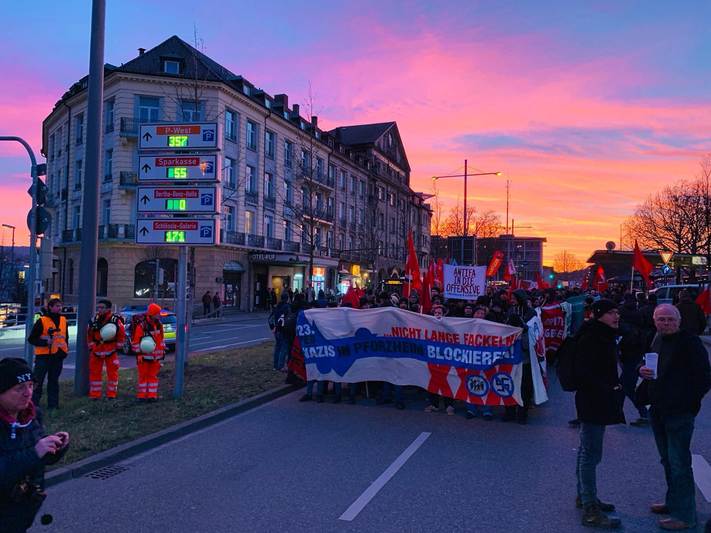 Proteste gegen Nazi Fackelmahnwache