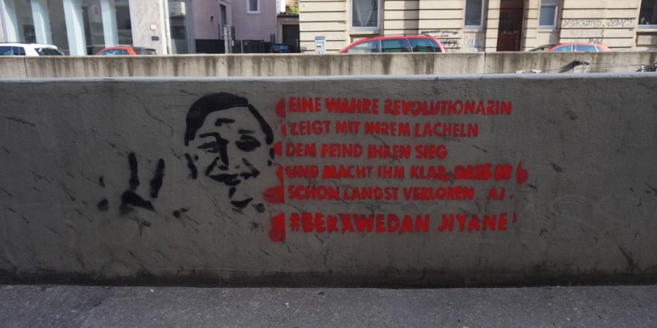 Wandparolen und Plakate im Stadtbild kurz vor der Hungerstreik Solidemo