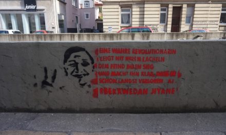 Wandparolen und Plakate im Stadtbild kurz vor der Hungerstreik Solidemo