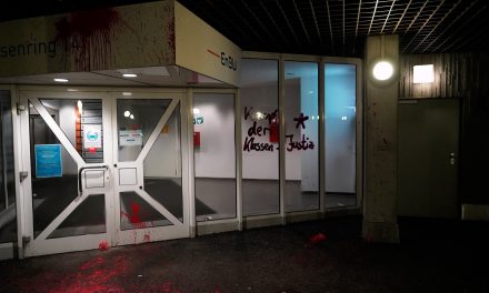 Kein Freund, kein Helfer! Staatsschutzgebäude in Stuttgart mit Farbe markiert