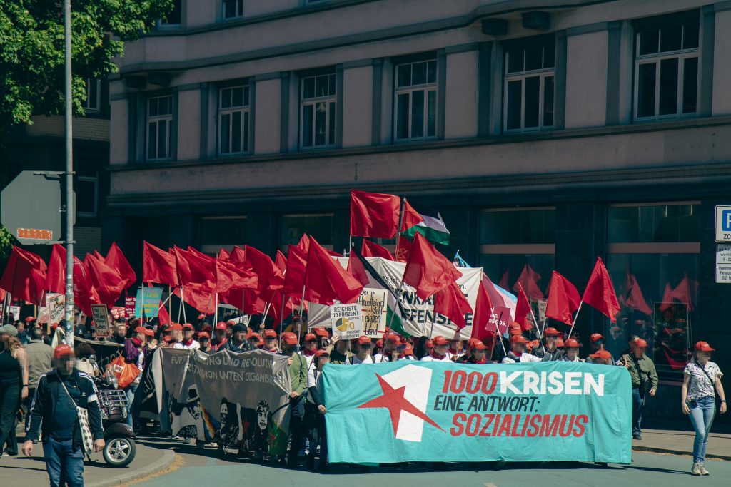 1000 Krisen, eine Antwort: Sozialismus - Revolutionäre 1. Mai Demonstration in Stuttgart