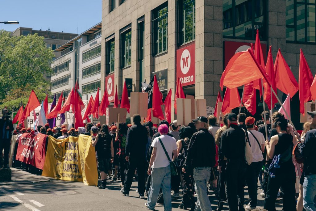 2300 Menschen auf der Straße - Revolutionäre 1. Mai Demonstration in Stuttgart