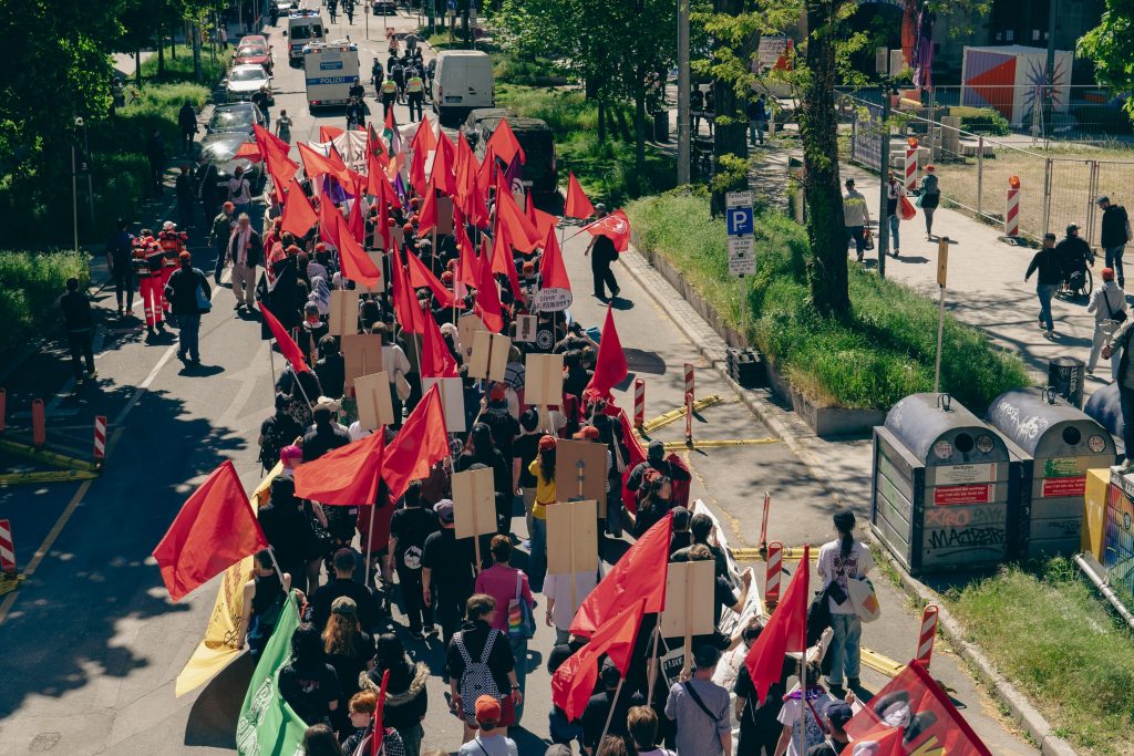 Rote Fahnen - Revolutionäre 1. Mai Demonstration in Stuttgart